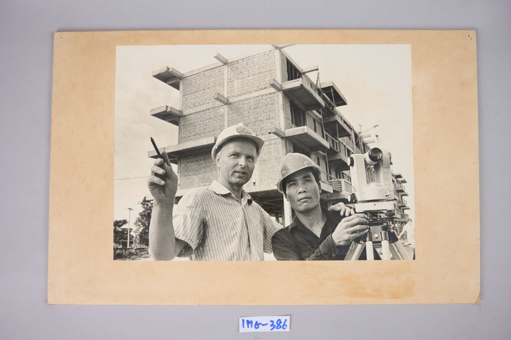 ພະນັກງານສອງຄົນກຳລັງເຮັດວຽກ