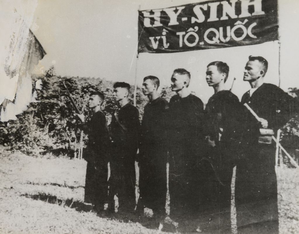 ຊາຍ6ຄົນ​ໃສ​ຊຸດ​ສີ​ດຳ