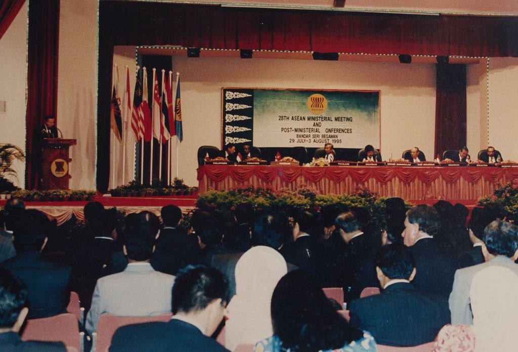 ຫວຽດ​ນາມ​ເຂົ້າ​ຮ່ວມ​ອາ​ຊຽນ​ຢ່າງ​ເປັນ​ທາງ​ການ