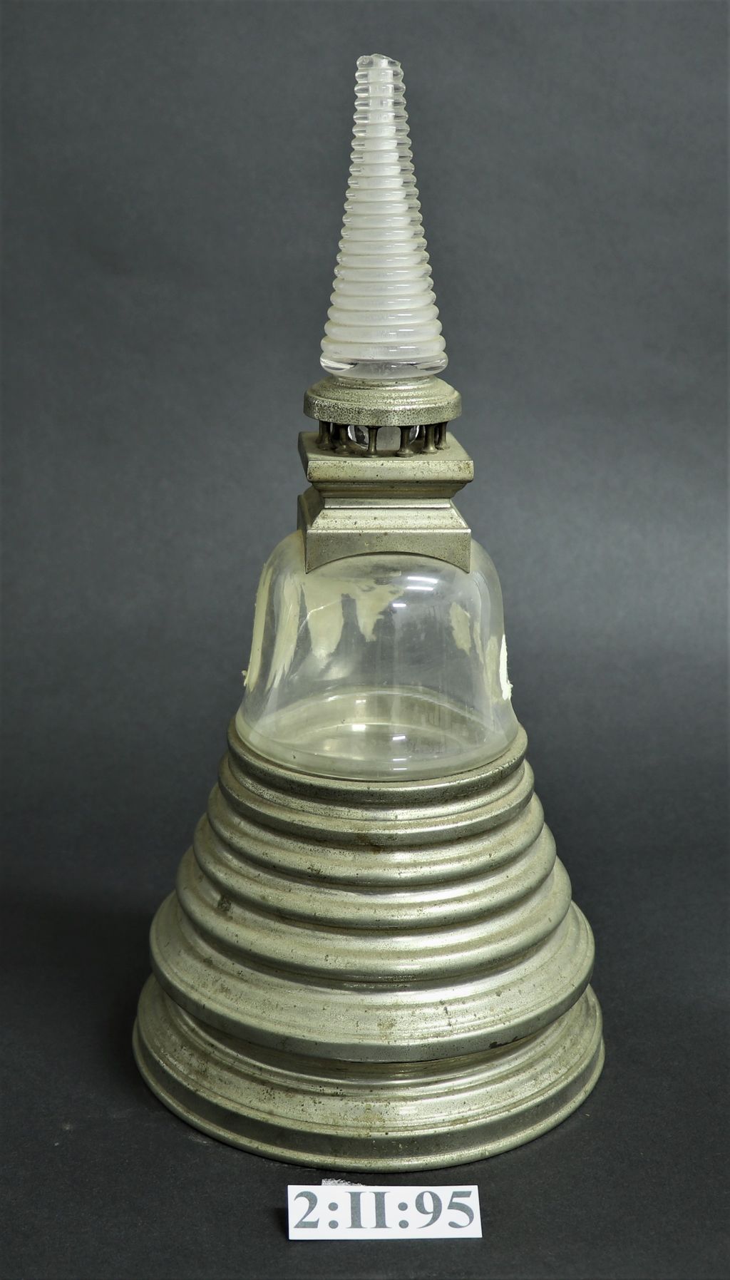 ຮູບຈໍາລອງປະຖົມເຈດີ ເຮັດດ້ວຍຢາງ ແລະ ແກ້ວ.