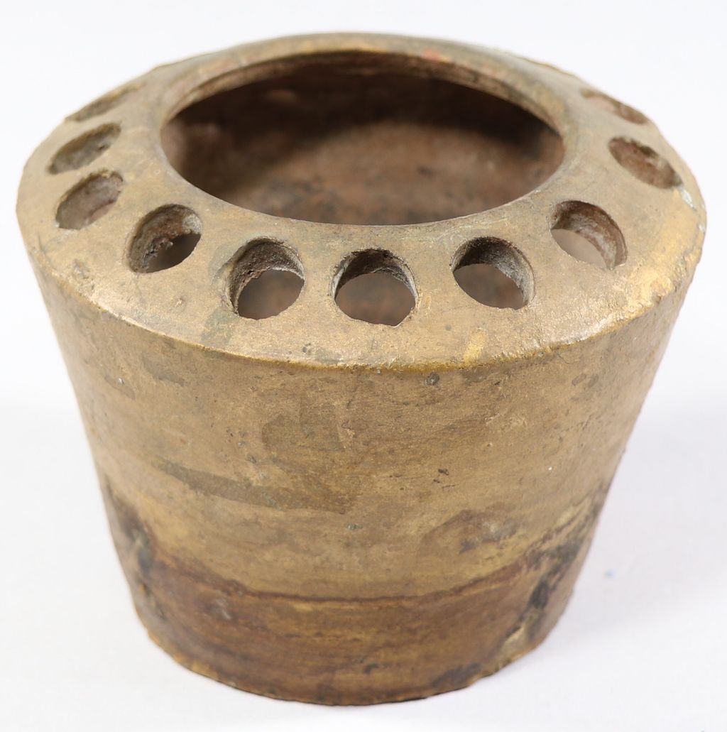 ໄຫເຮັດດ້ວຍດິນ ທາສີຄໍາ ປາກໄຫເປັນຮູ.