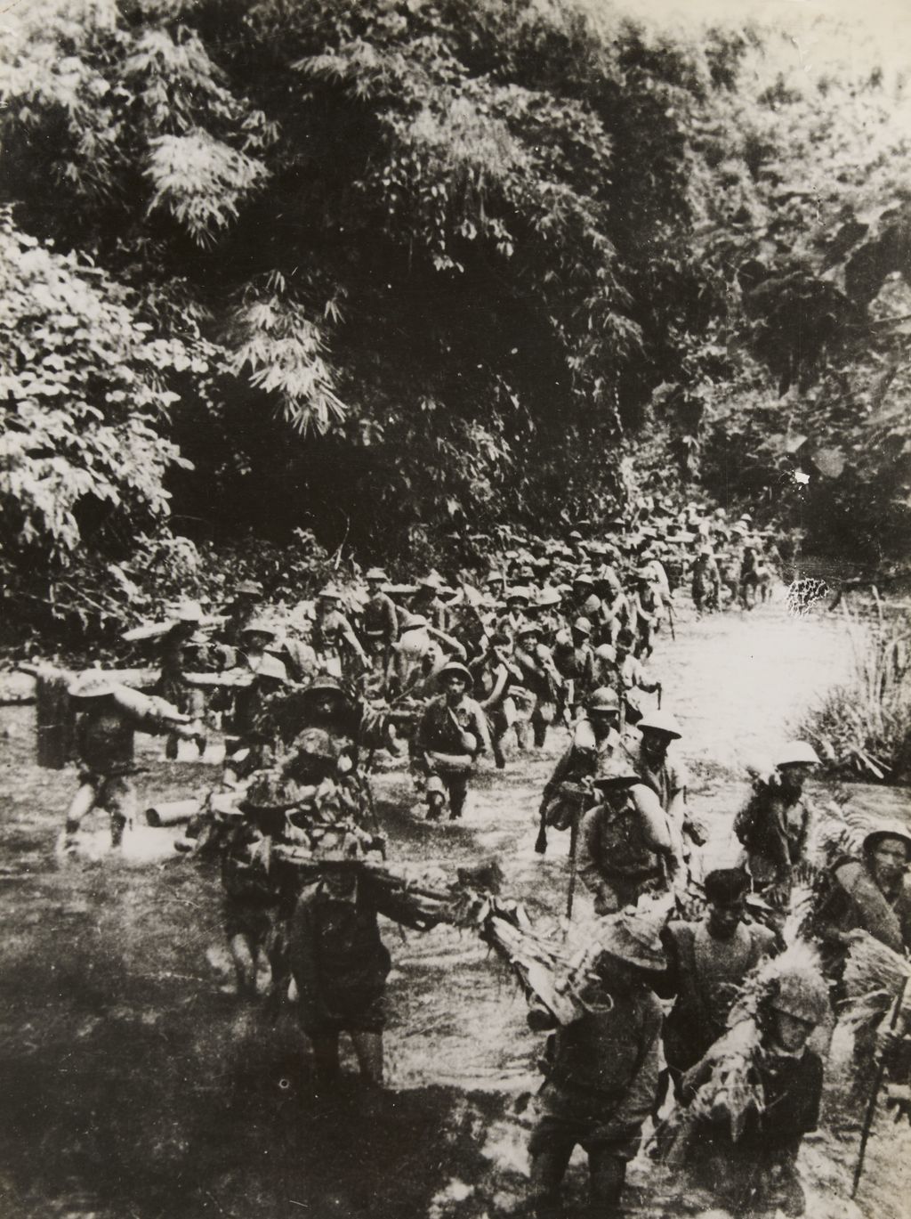 ທະ​ຫານ​ເຄື່ອນ​ທັບ​ຂ້າມ​ແມ່​ນ້ຳ