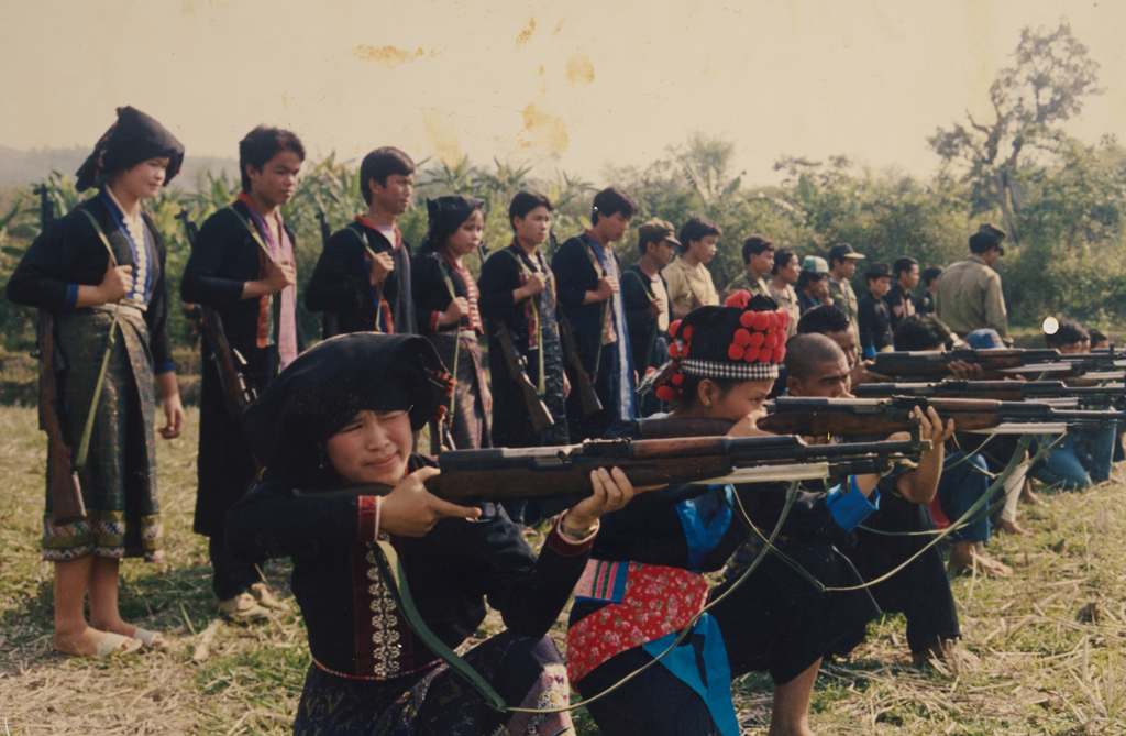 ເຫຼົ່າ​ກອງ​ຫຼອນ​ຝຶກ​ແອບບ​ຍີງ​ປືນ