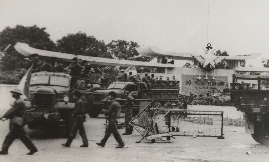 ຄ້າຍ​ທະ​ຫານ