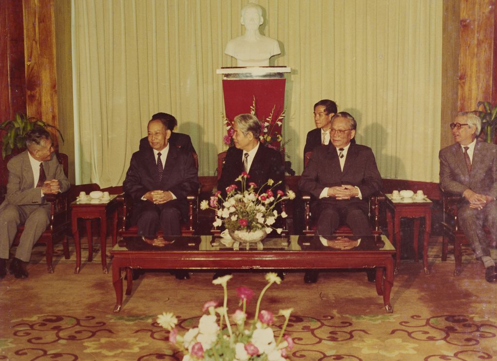 ທ່ານ ໂດ​ເລື່ອຍ ປະ​ທານ​ປະ​ເທດ​ຕ້ອນ​ຮັບ​ຄະ​ນະ ທ່ານ ຄຳ​ໄຕ ສີ​ພັນ​ດອນ 4/1995