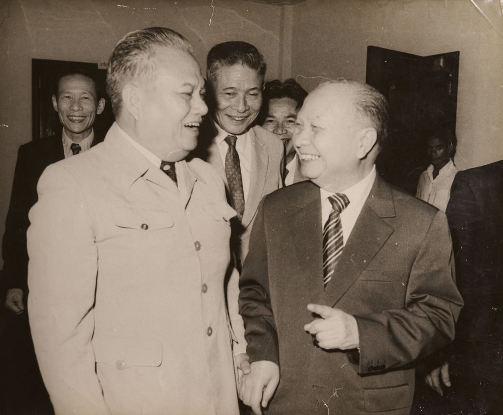 ທ​່ານ ໄກ​ສອນ ພົມ​ວິ​ຫານ ໂອ້​ລົມ​ກັບ​ທ່ານ ຍາງວຽນ​ວັນ​ດືກ