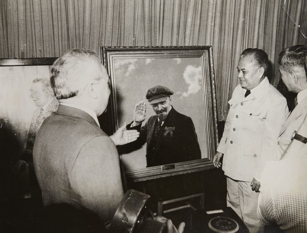 ທ່ານ ໄກ​ສອນ ພົມ​ວິ​ຫານ ໄດ້​ຊົມ​ຮູບ​ພາບ​ຢູ່​ຕ່າງ​ປະ​ເທດ