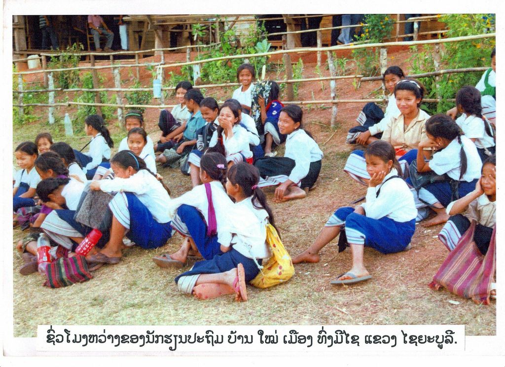 ຊົ່ວ​ໂມງວ່າງ​ຂອງ​ນັກ​ຮຽນ​ປະ​ຖົມ​ບ້ານ​ໃໝ່​ບ້ານ​ທົ່ງ​ມີ​ໄຊ​ແຂວງ​ໂຊ​ຍະ​ບູ​ລີ