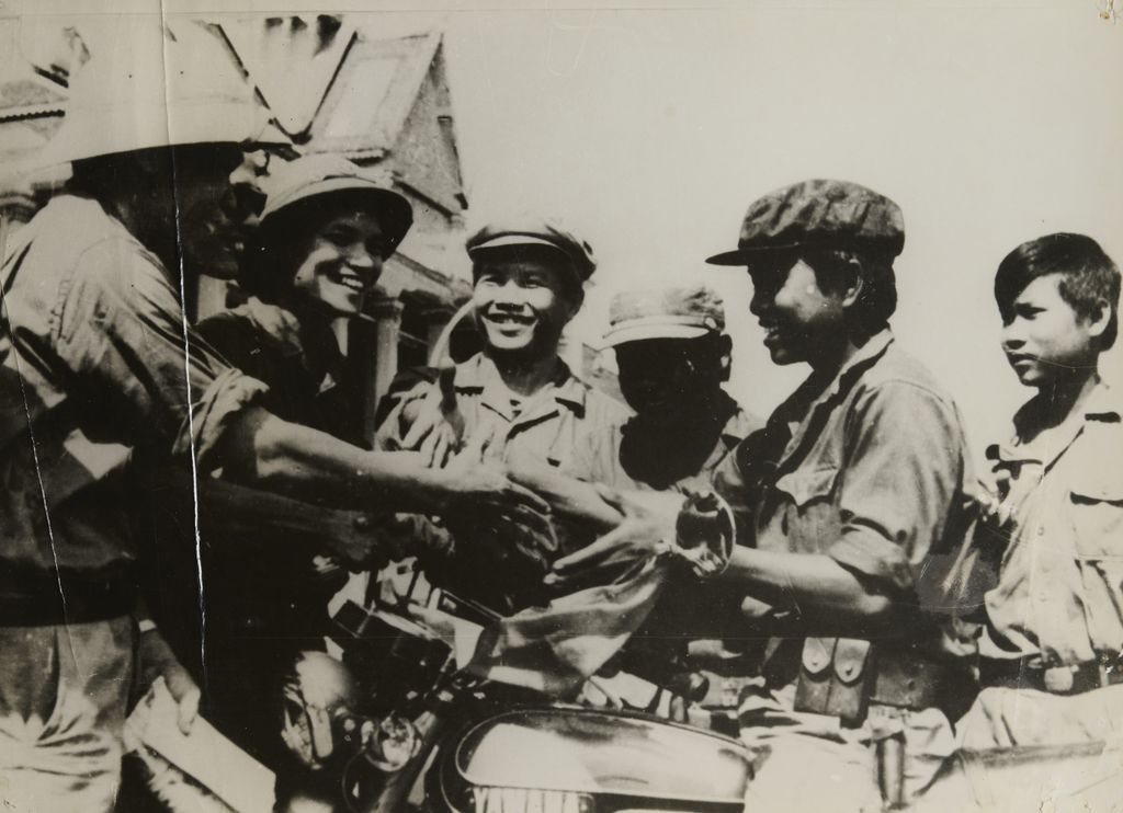 ​ເຫຼົ່າທະ​ຫານ​ພົບ​ກັບ​ມວນ​ຊົນ