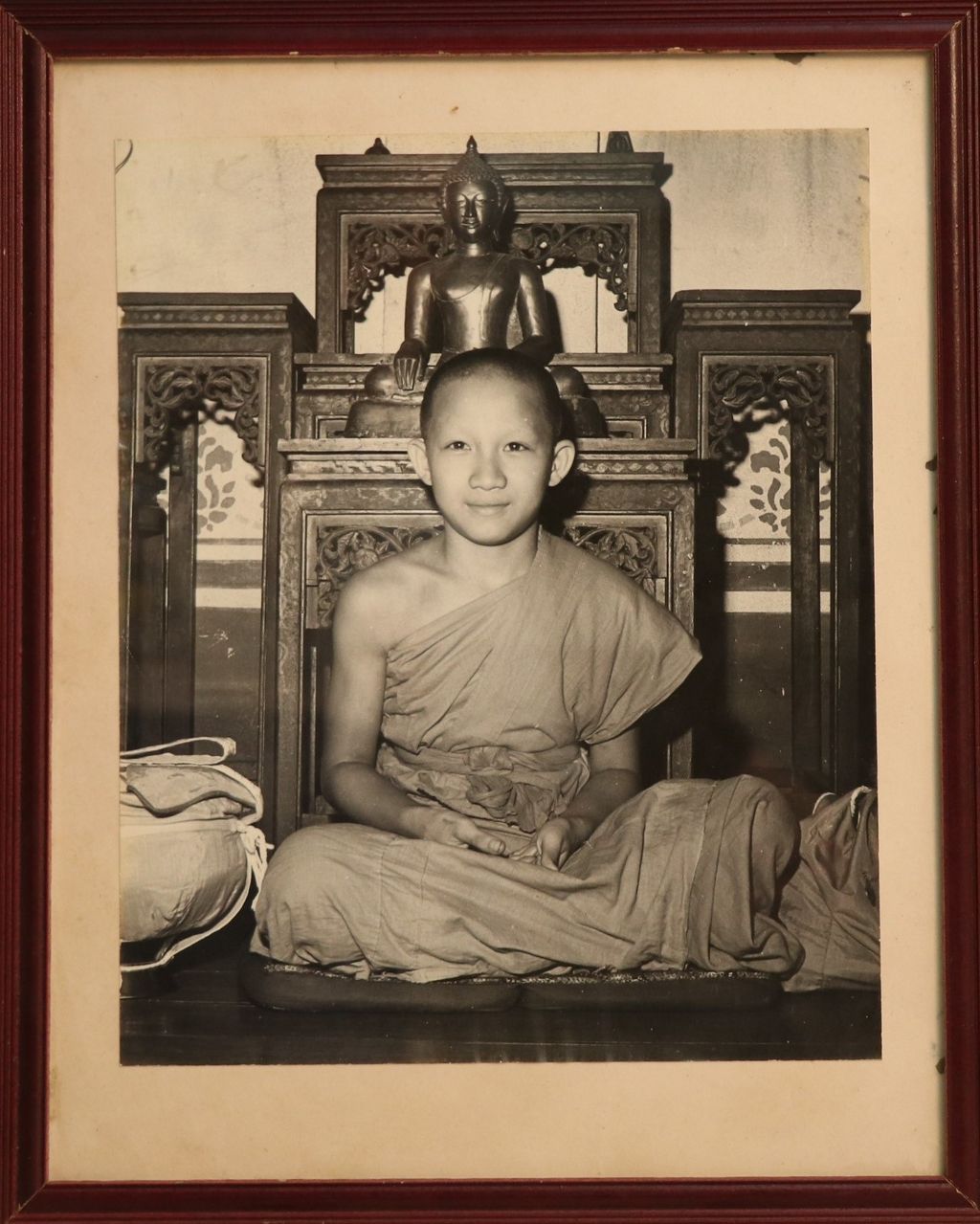 ຮູບຖ່າຍ ສໍາມະເນນ ( ຂາວດໍາທ່ານັ່ງ ຂອບໄມ້ສີແດງຊໍ້າ ).