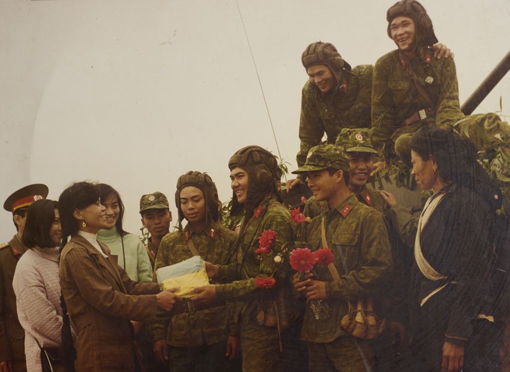 ນ້ຳ​ໃຈ​ລະ​ຫ່​ວາງ​ທະ​ຫານ​ກັບ​ປະ​ຊາ​ຊົນ