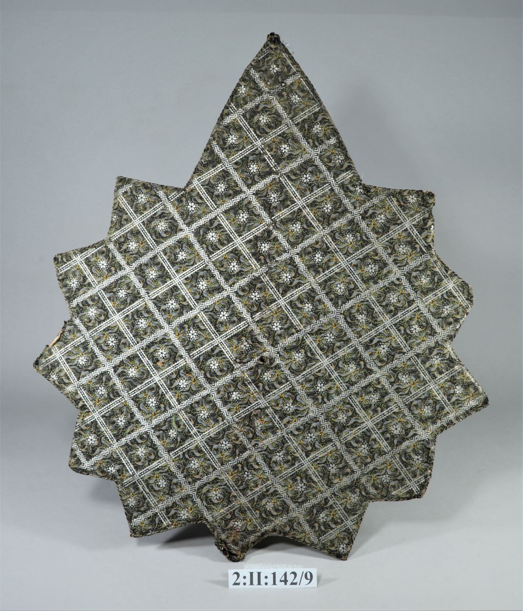 ໃບພັດຈໍາພອນ ເຮັດດ້ວຍໄມ້, ຜ້າໄໝ.