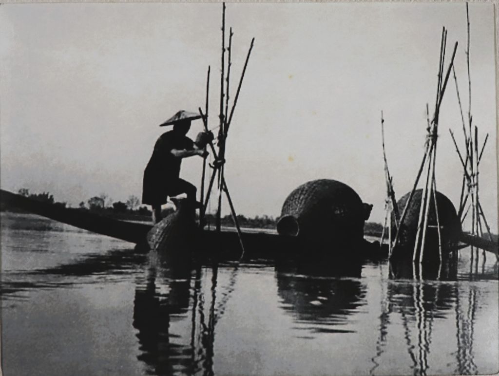 ຮູບ​ພ​າບຂາວດຳ ປະຊາຊົນກຳລັງຫາປາ