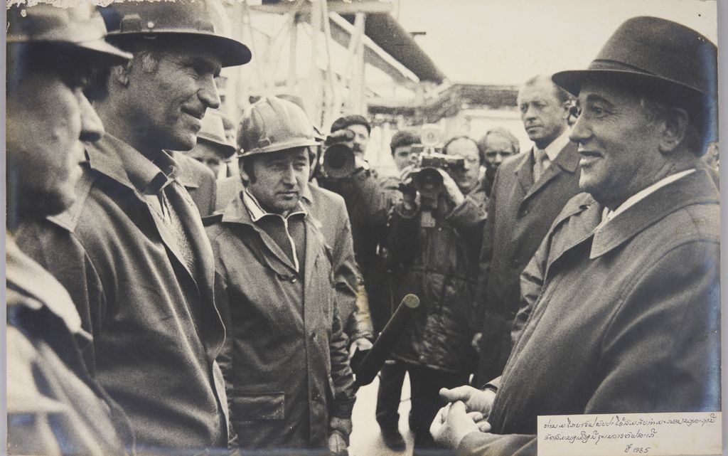 ທ່ານ ມໂກບາຈຟ ພົບປະໂອລົມກັບກຳມະກອນຂອງສະຖານີອັດລົມຂອງເມືອງນິຊະເນວາຣຕົຟສະເກີ