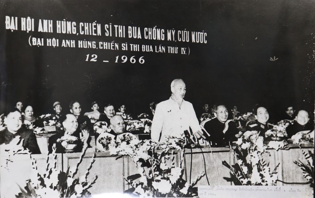 ທ່ານ ໂຮຈິມິນ ພ້ອມກັບກອງປະຊຸມນັກຮົບວິລະຊົນຕ້ານອາເມຣິກາ ທັນວາ 1966