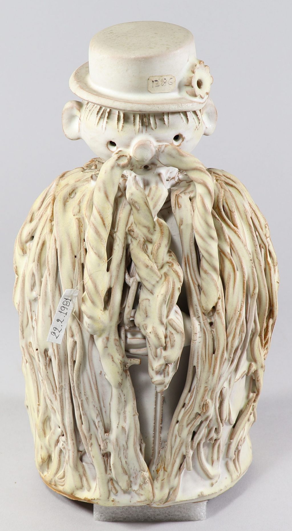 ຮູບປັ້ນຄົນຖືກໝວກສີຂາວ ເຮັດດ້ວຍດິນເຜົາ.