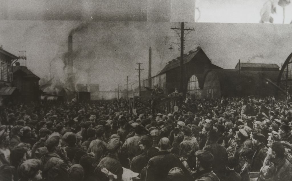 ທ່ານ ເລ​ນິນ​ ກ່າວ​ຄຳປາ​ໃສ​ຢູ່​ໂຮງ​ງານ​ປູ​ຈີ​ລົບ