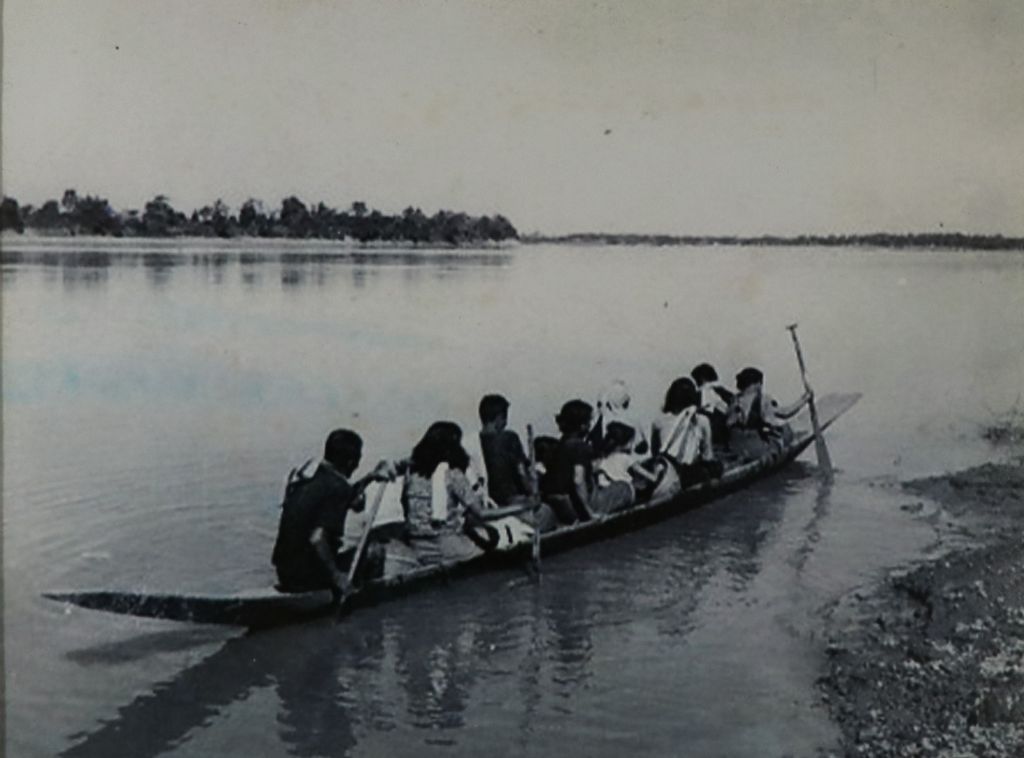 ຮູບ​ພ​າບຂາວດຳ  ປະຊາຊົນກຳລັງເດີນທາງດ້ວຍເຮືອ ປີ1951