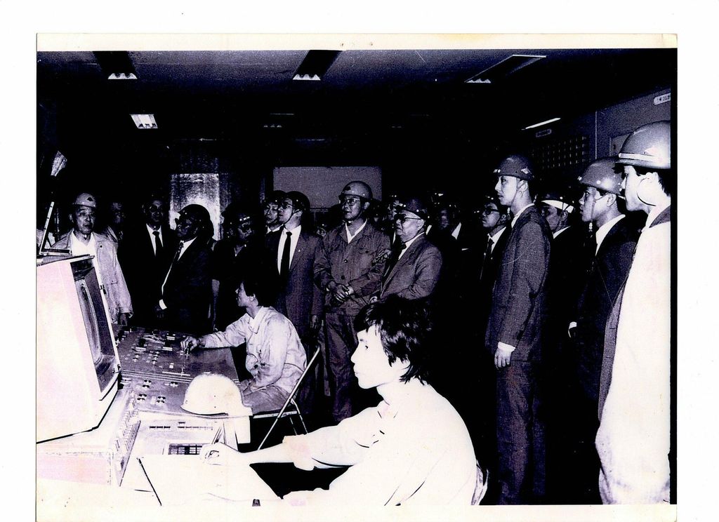 ການ​ນຳ​ລາວ​ລົງ​ຢ້ຽມ​ຢາມ​ໂຮງ​ງານ​ຜະ​ລິດ​ໄຟ​ຟ້າ​ຈີນ