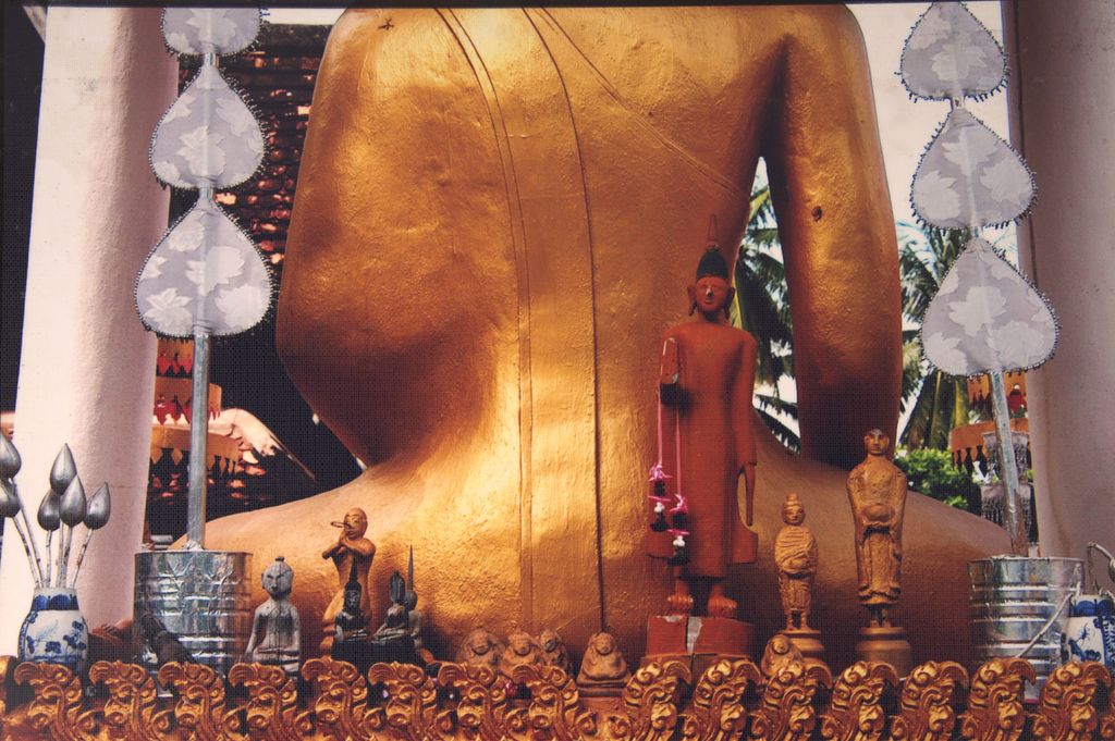 ດ້ານຫຼັງ​ພ​ຣະ​ພຸດ​ທະ​ຮູບ