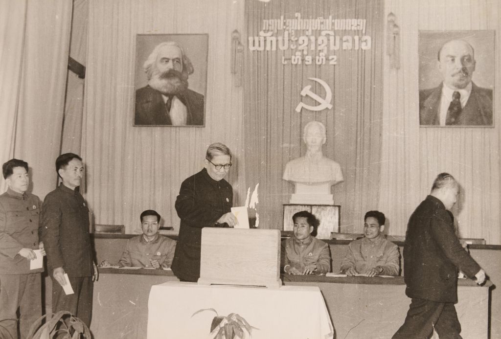 ທ່ານ ພູ​ມີ ​ວົງ​ວິຈິດ ປ່ອນ​ບັດ​ເລືອກ​ເອົາ​ຄະ​ນະ​ບໍ​ລິ​ຫານ​ງານ