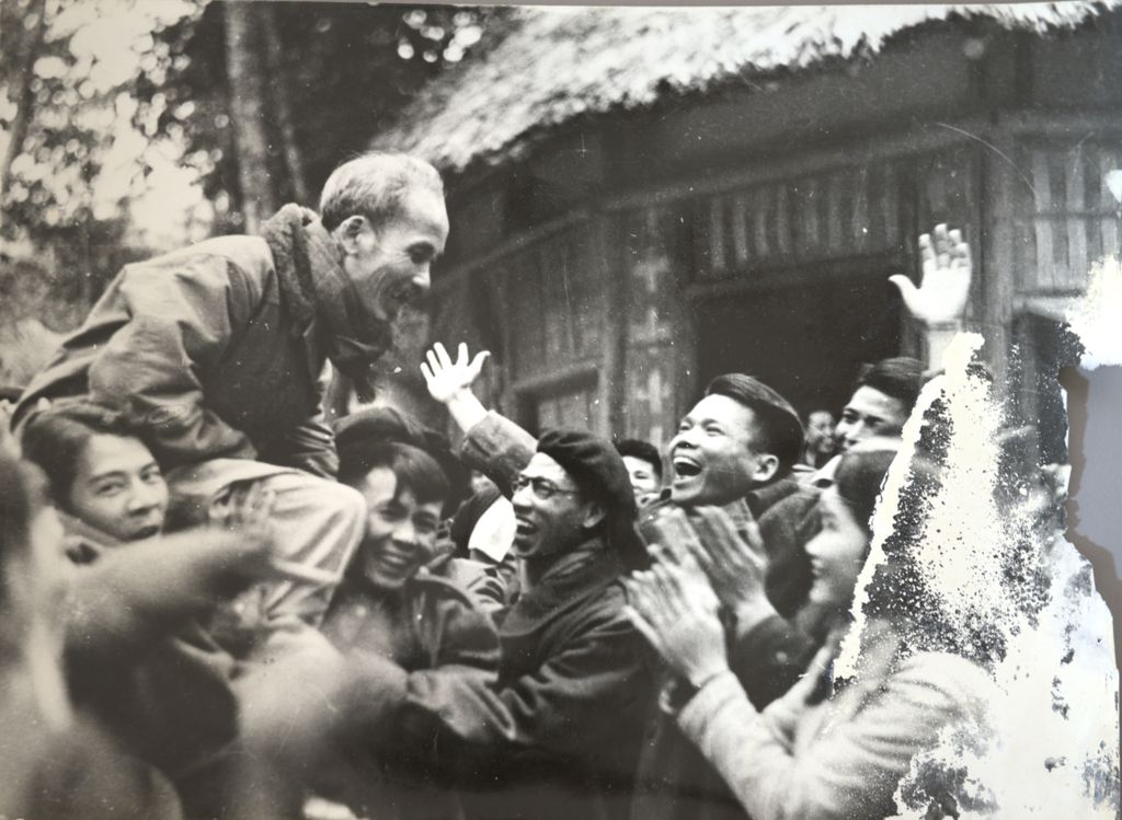 ລຸງ​ໂຮ​ຈິ​ມິນ ແລະ ທະ​ຫານ​ສະຫຼອງ​ໄຊ​ຢ່າງ​ມ່ວນ​ຊື່ນ