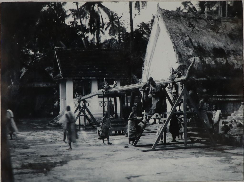 ຮູບ​ພ​າບຂາວດຳ  ພະສົງພ້ອມດ້ວຍສຳມະເນນກຳລັງສົງນໍ້າພະບາງ ປິ 1926