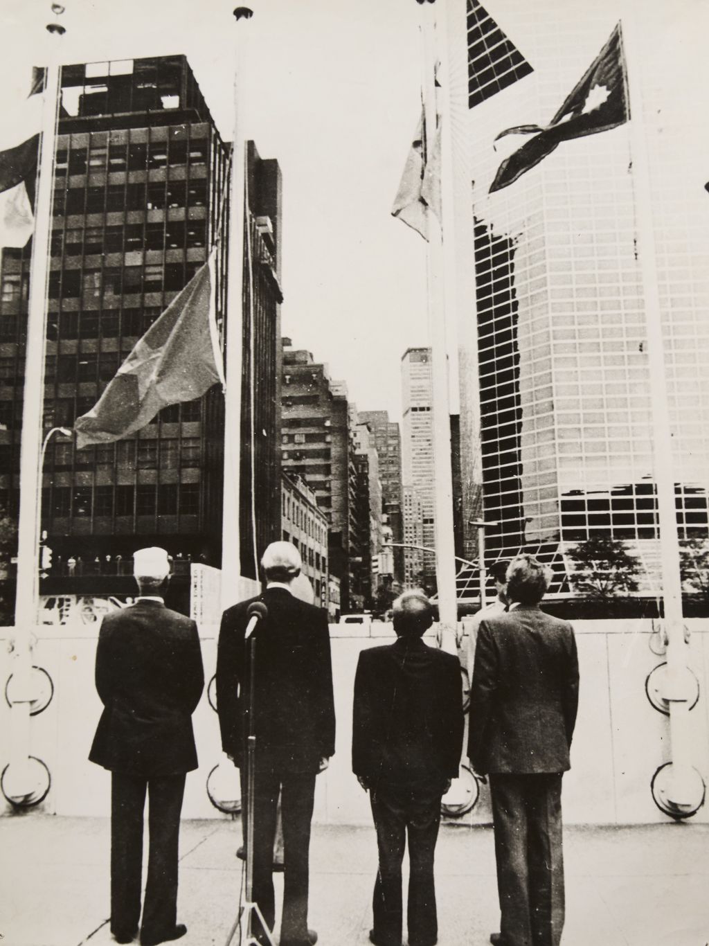 ຢືນເຄົາລົບທຸງຊາດຫວຽດນາມ