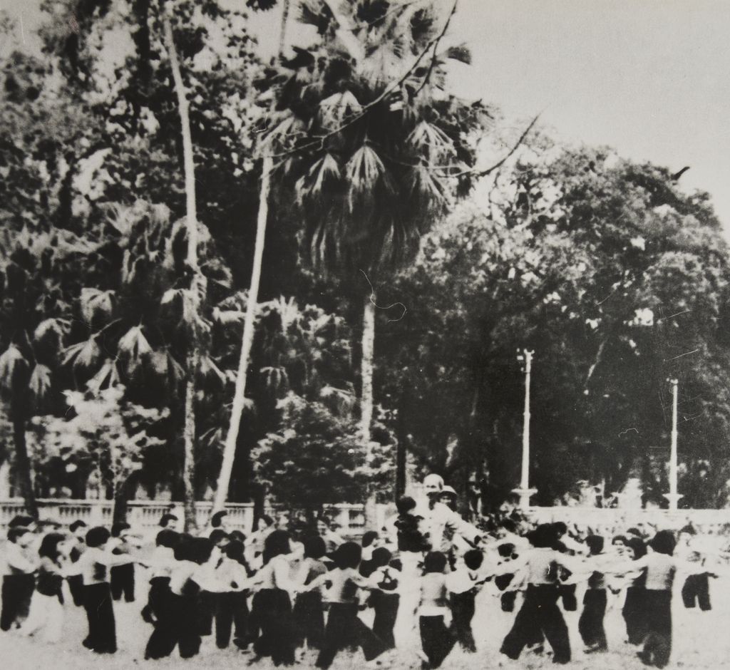 ປະ​ທານ ໂຮ​ຈິ​ມິນ ຫຼີ້ນ​ມ່ວນ​ກັບ​ຫຼານ​ນ້ອຍ ເຍົາ​ວະ​ຊົນ ຫຼັງ​ຈາກ​ພາກ​ເໜືອ​ຫວຽດ​ນາມ​ໄດ້​ຮັບ​ການ​ປົດ​ປ່ອຍ ຢ່າງ​ສົມ​ບູນ ປີ 1955