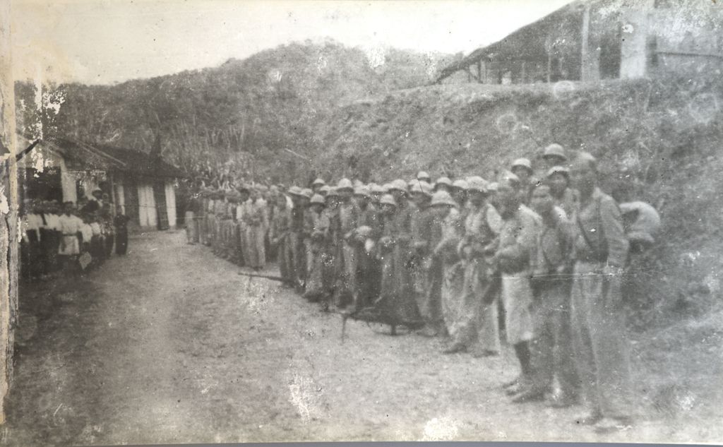 ທະຫານ ແລະ ປະຊາຊົນລໍຖ້າຕ້ອນຮັບທ່ານຜູ້ນຳ