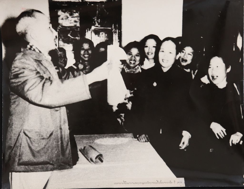 ທ່ານ ໂຮ​ຈິ​ມິນ ຢ້ຽມ​ຢາມກອງ​ປະ​ຊຸມ​ພະ​ນັກ​ງານ​ແມ່​ຍິງ​ທົ່ວ​ພາກ​ເໜືອ​ ປີ 1956