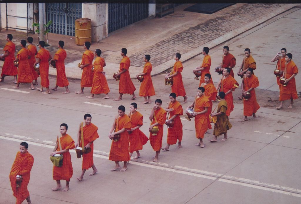 ຄູ​ບາ​ ໃສ່​ບາດ ຢູ່​ແຂວງ​ຈຳ​ປາ​ສັກ