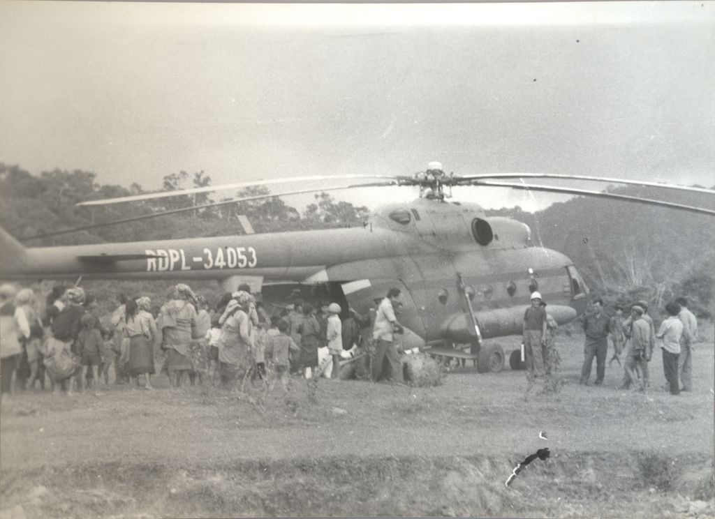 ຍົນ​ທະ​ຫານ​ຮັບ​ເອົາ​ປະ​ຊາ​ຊົນ​ຢູ່​ເຂດ​ພູ​ດອຍ