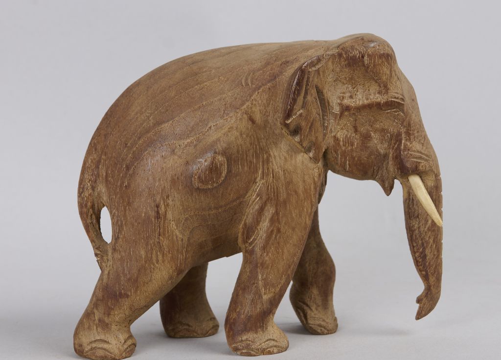 ຊ້າງແກະສະລັກດ້ວຍໄມ້