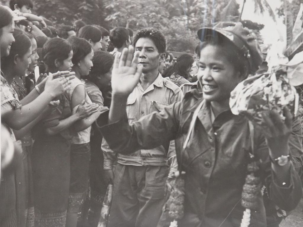 ທະ​ຫານ​ພົບ​ປະ​ປະ​ຊາ​ຊົນ​ມ່ວນ​ຊື່ນ