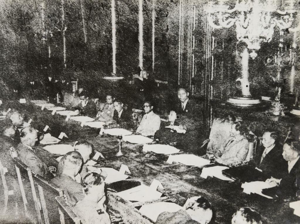 ຝ່າຍ​ຫວຽດ​ກັບ​ຝ່າຍ​ລາ​ເມືອງ​ຂຶ້ນ