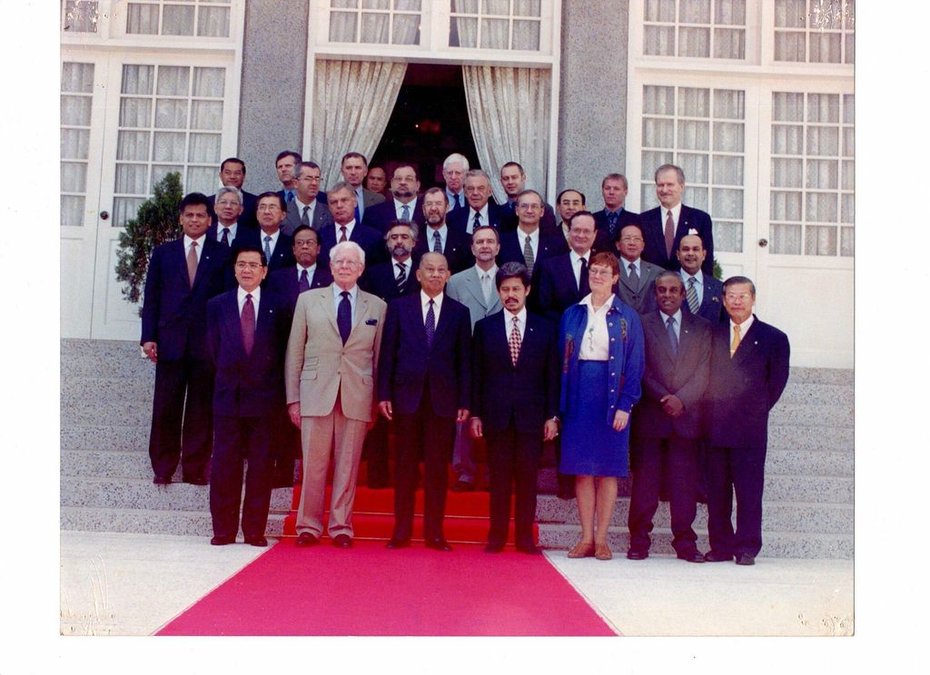 ການ​ນຳ​ຖ່າຍ​ຮູບ​ລວມ​ໝູ່