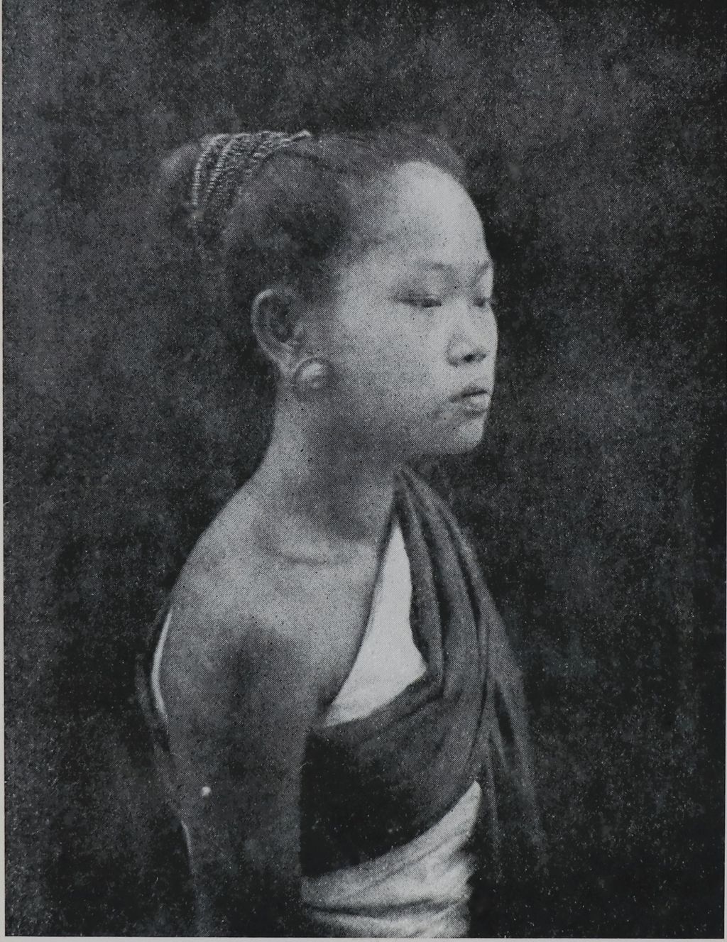 ຮູບພາຍຂາວດໍາ ການນຸ່ງຖືແບບແມ່ຍິງລາວ ປີ 1930