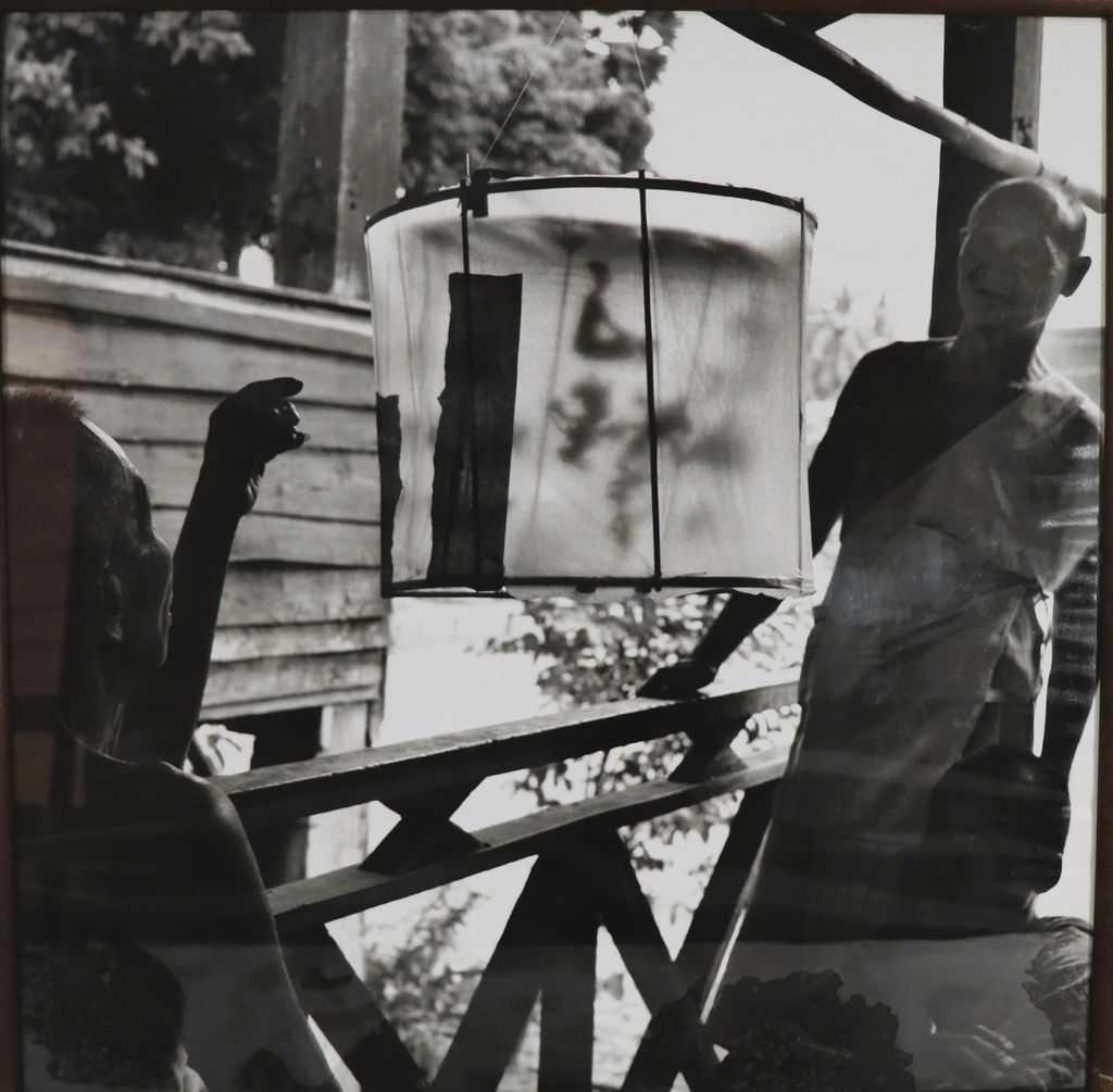 ຮູບພາບຂາວດຳ ສາທຸອ້າຍຈົວແຍງເບິ່ງໂຄມໄຟ