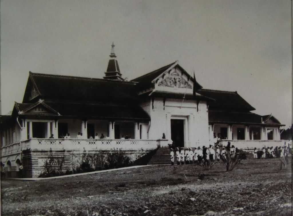 ຮູບ​ພ​າບຂາວດຳ  ດ້ານໜ້າຂອງພະລາຊວັງ