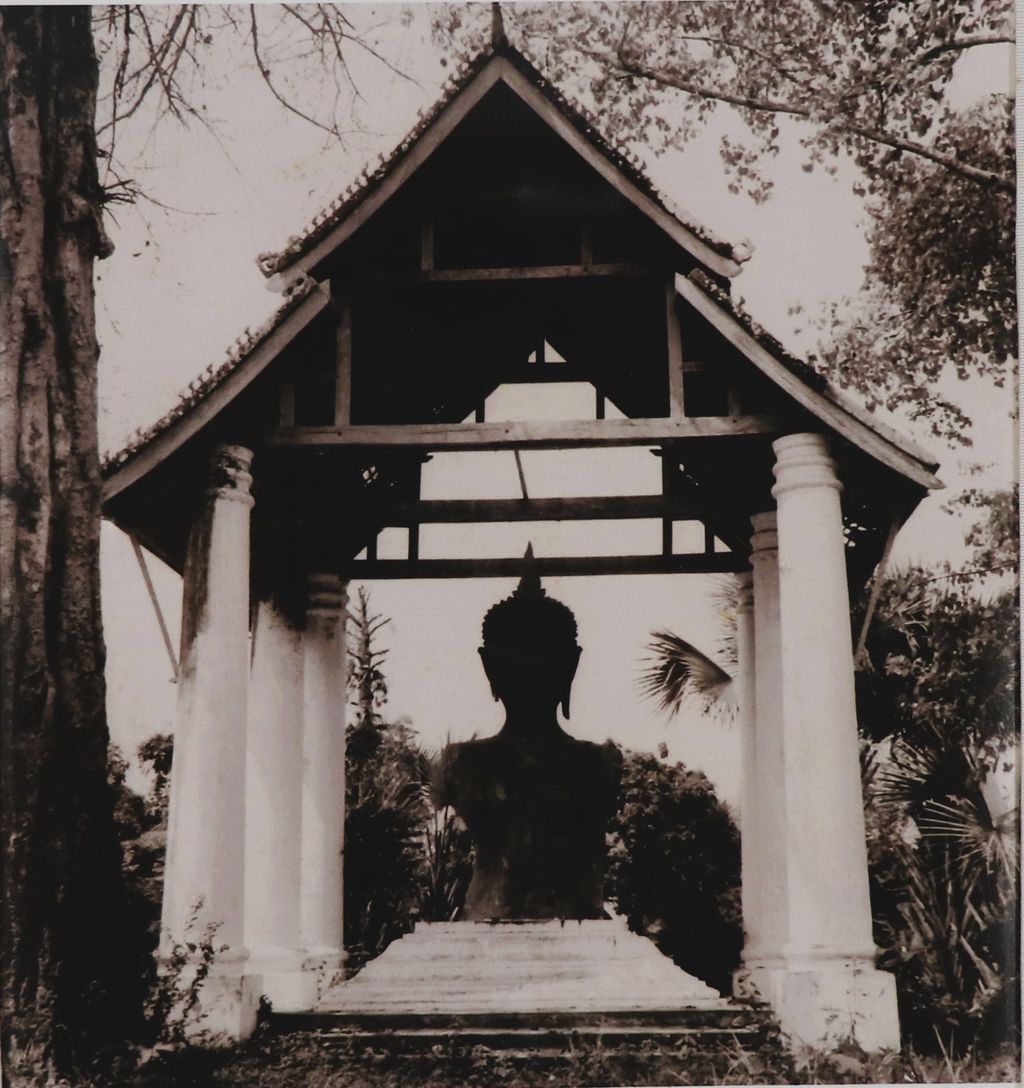 ຮູບພາບຂາວດໍາ ພະພຸດທະຮູບໃຫຍ່ວັດມະໂນ ທີ່ເຮັດດ້ວຍທອງສໍາລິດ ປີ 1930