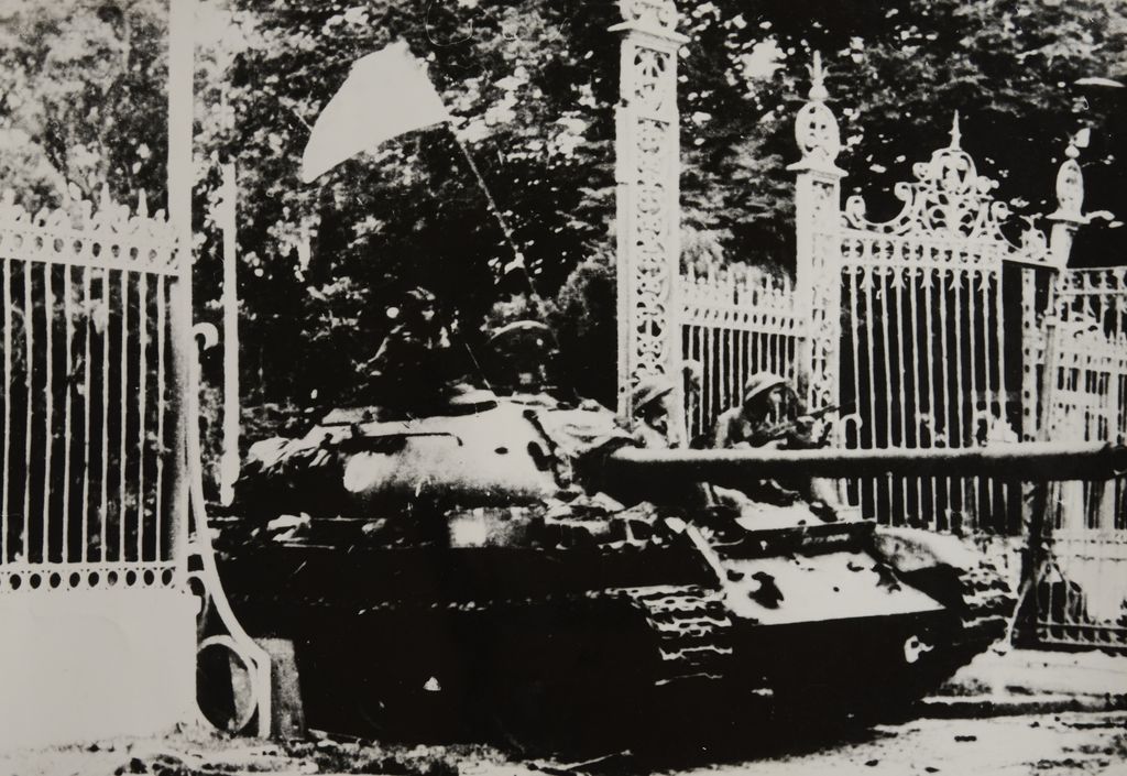 ກົມ​ການ​ເມືອງ​ສູນ​ກາງ​ພັກ​ຄອມ​ມູ​ນິດ​ຫວຽດ​ນາມ​ລວມ​ຕັດ​ສິນ​ບັ້ນ​ຮົບ