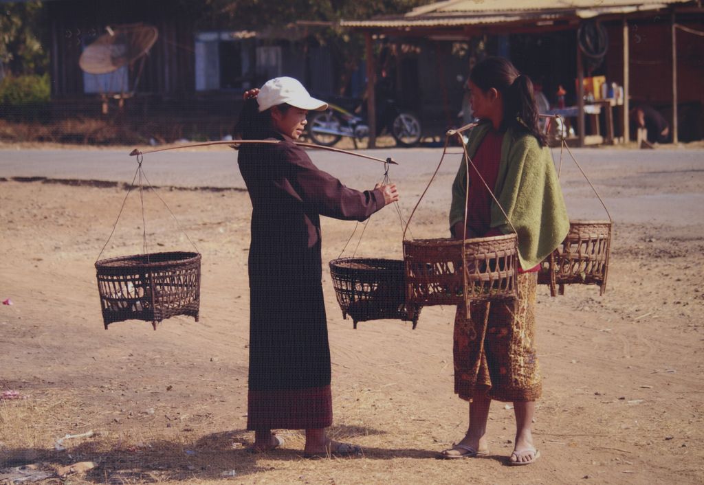 ປະ​ຊາ​ຊົນ​ລົມ​ກັນ​ຢູ່​ແຄມ​ທາງ ເມືອງວັງ​ວຽງ