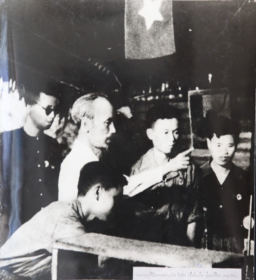 ທ່ານ ໂຮ​ຈິ​ມິນ ຢ້ຽມ​ຢາມ​ໂຮງ​ຈັກ​ກົນ​ຈັກ ເນີ່ນ​ຮຶງ​ດ້າວ