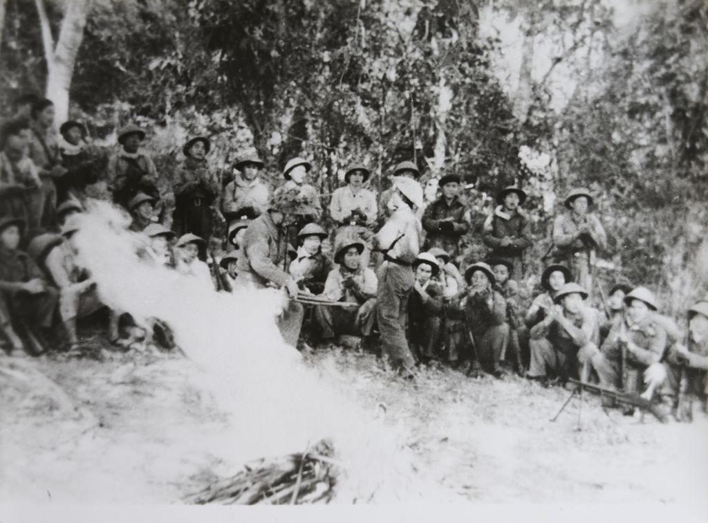 ອ້າຍນ້ອງທະຫານຮ້ອງເພງມ່ວນຊື່ນ