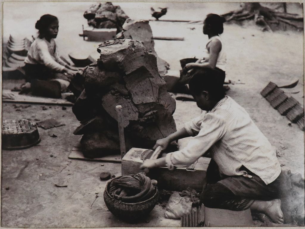 ຮູບ​ພ​າບຂາວດຳ ແມ່ຍິງບ້ານພັນຫຼວງກຳລັງຜະລິດດິນຂໍ ປີ 1953