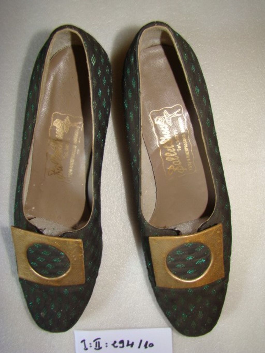 ເກີບຢ່ອງສົ້ນຫນາຜ້າໄຫມ ສີດໍາ ດອກຂຽວ