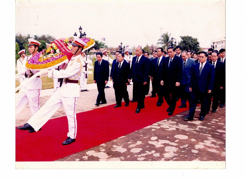 ການ​ນຳ​ລາວ​ຢືນ​ໄຫວ້​ອາ​ໄລ​ທາດ​ວິ​ຣະ​ຊົນ