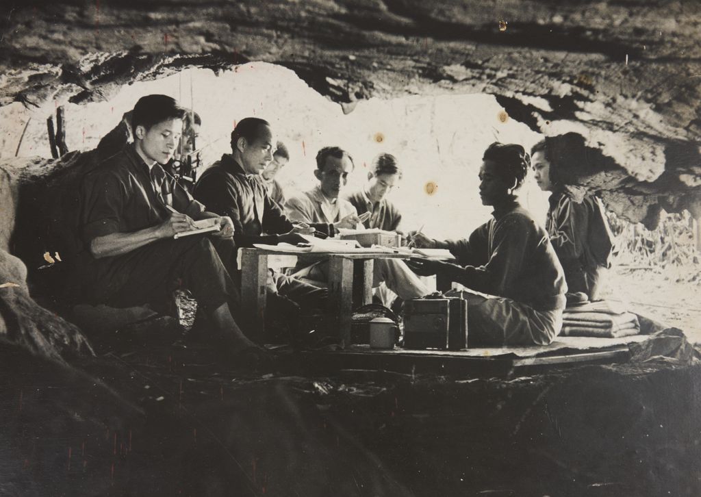 ຄະ​ນະ​ບັນ​ດາ​ທິ​ການ ວິ​ທະ​ຍຸ​ກະ​ຈາຍ​ສຽງ​ຂອງ​ແນວ​ລາວ​ຮັກ​ຊາດ ພວມ​ປະ​ຕິ​ບັດ​ວຽກ​ງານ