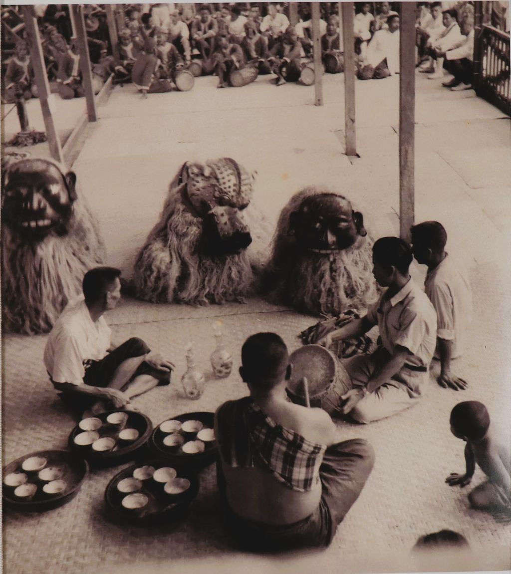 ຮູບ​ພ​າບຂາວດຳ  ພິທິຄາລະວະປູ່ເບີ-ຍ່າເຍີ 1960